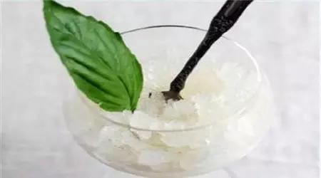 白衣服滴上红酒怎么洗(我刚买的白色牛仔裤染上了葡萄酒，怎么洗掉阿)