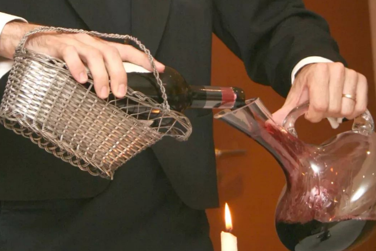 红酒跟啤酒怎么个比例(酒桌上的倒酒时白酒,红酒,啤酒各倒几分满)