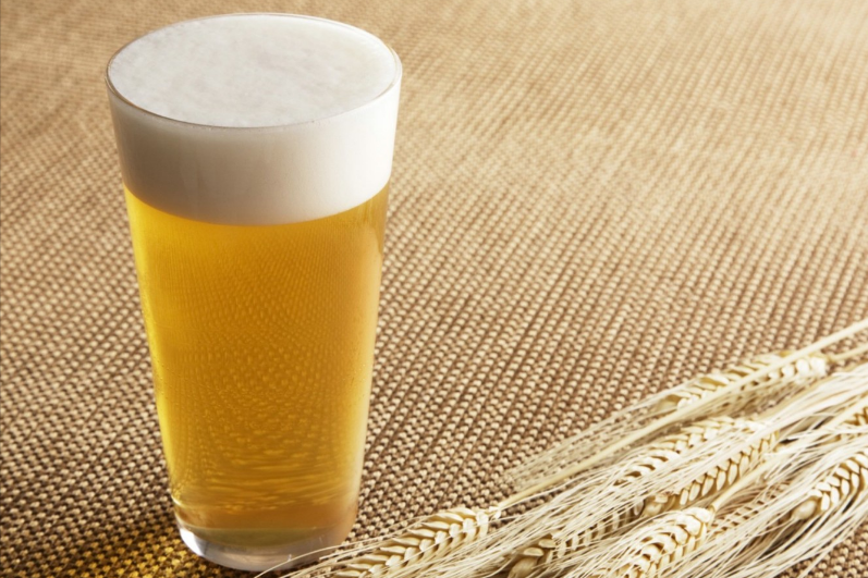 红酒跟啤酒怎么个比例(酒桌上的倒酒时白酒,红酒,啤酒各倒几分满)