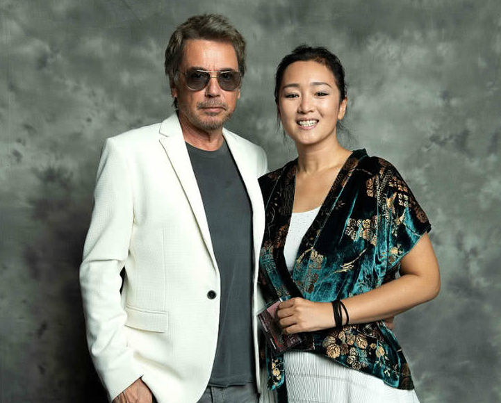 马克龙抵京 巩俐夫妇同机随行