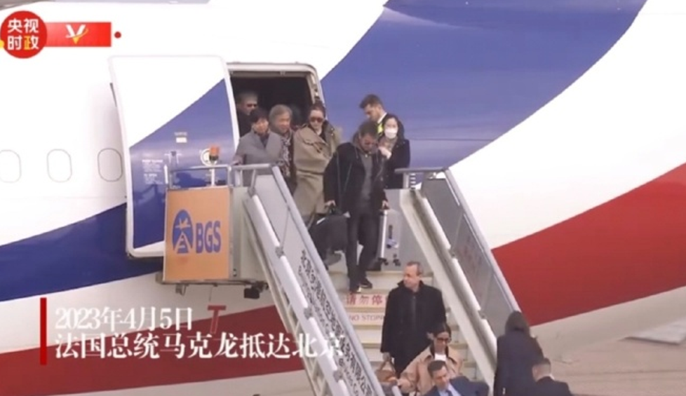 马克龙抵京 巩俐夫妇同机随行