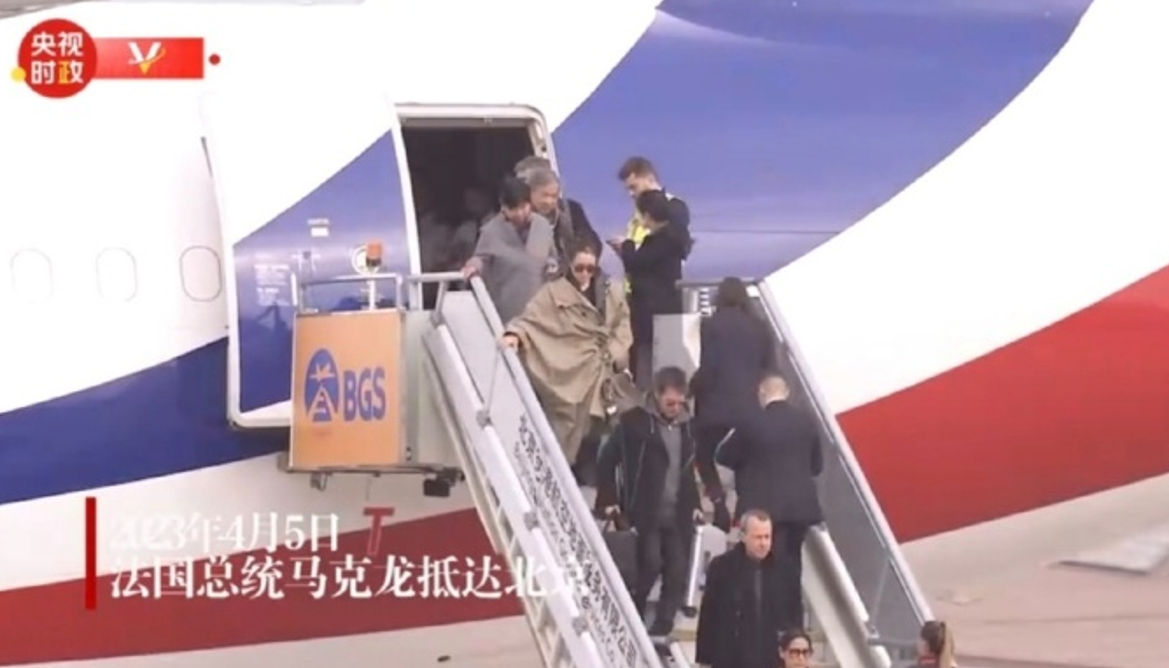 马克龙抵京 巩俐夫妇同机随行