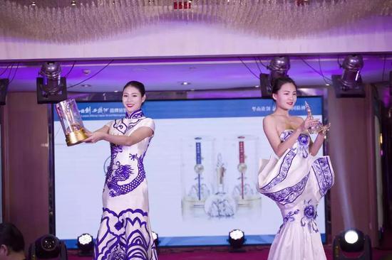 西凤酒盛世珍藏20年 西凤酒盛世珍藏20年和华山论剑20年哪个好